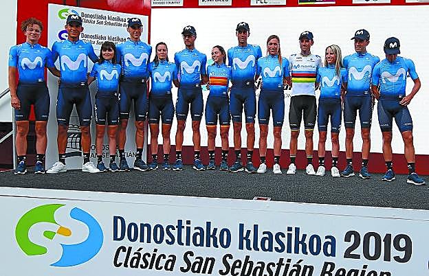 Los dos equipos del Movistar se presentaron juntos, ayer en el Boulevard. 