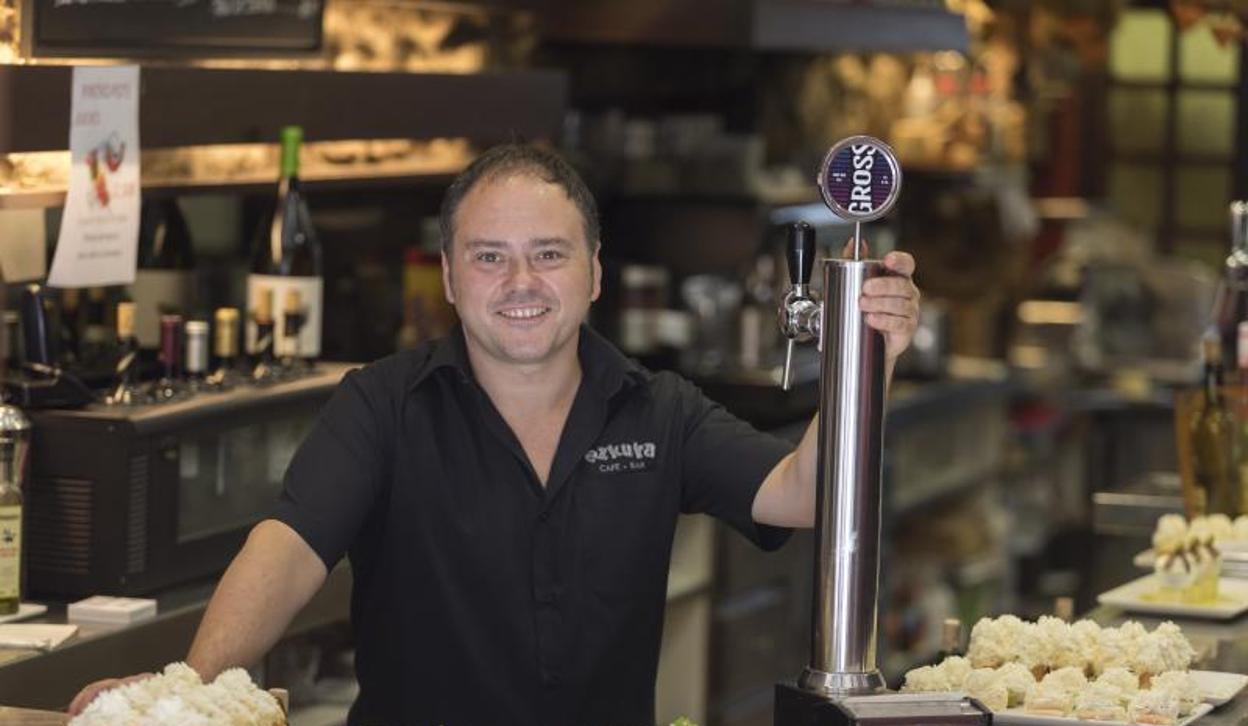 Joseba Balda, alma mater y patrón del Ezkurra, en la barra del bar. 
