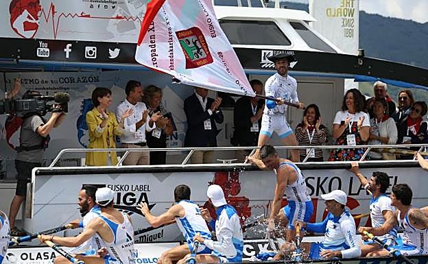 Donostiarra celebra su triunfo del domingo en Lekeitio. 