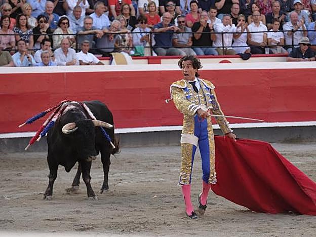 Curro Díaz, que cortó una oreja, celebra con rabia una larga tanda de pases a uno de sus toros. 