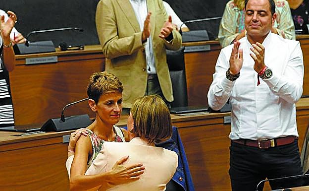 María Chivite recibe el abrazo de Uxue Barkos el viernes durante la investidura.