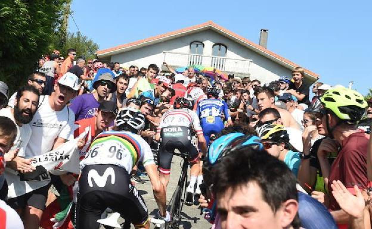 Konrad en la subida a Murgil por delante de Alejandro Valverde.