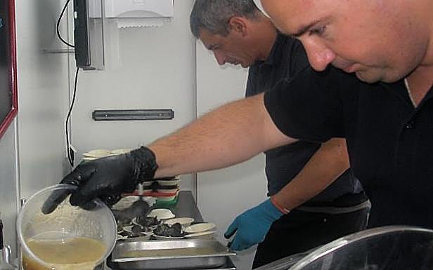 Iñaki y Ander preparan los mejillones
