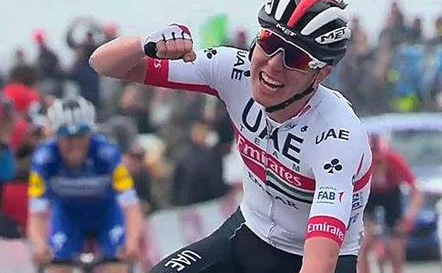 Tadej Pogçar celebra la victoria en la Vuelta al Algarve.