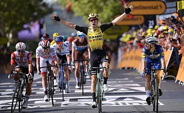 Wout van Aert celebra la victoria en el Tour de Francia 2019.