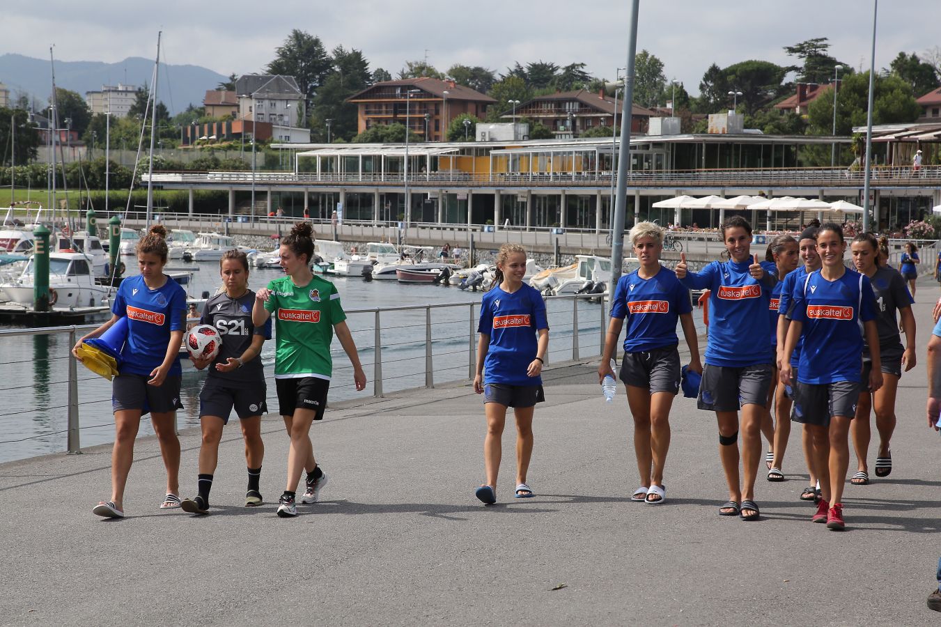 Fotos: Así ha sido el entrenamiento de las jugadoras de Arconada en Hondarribia