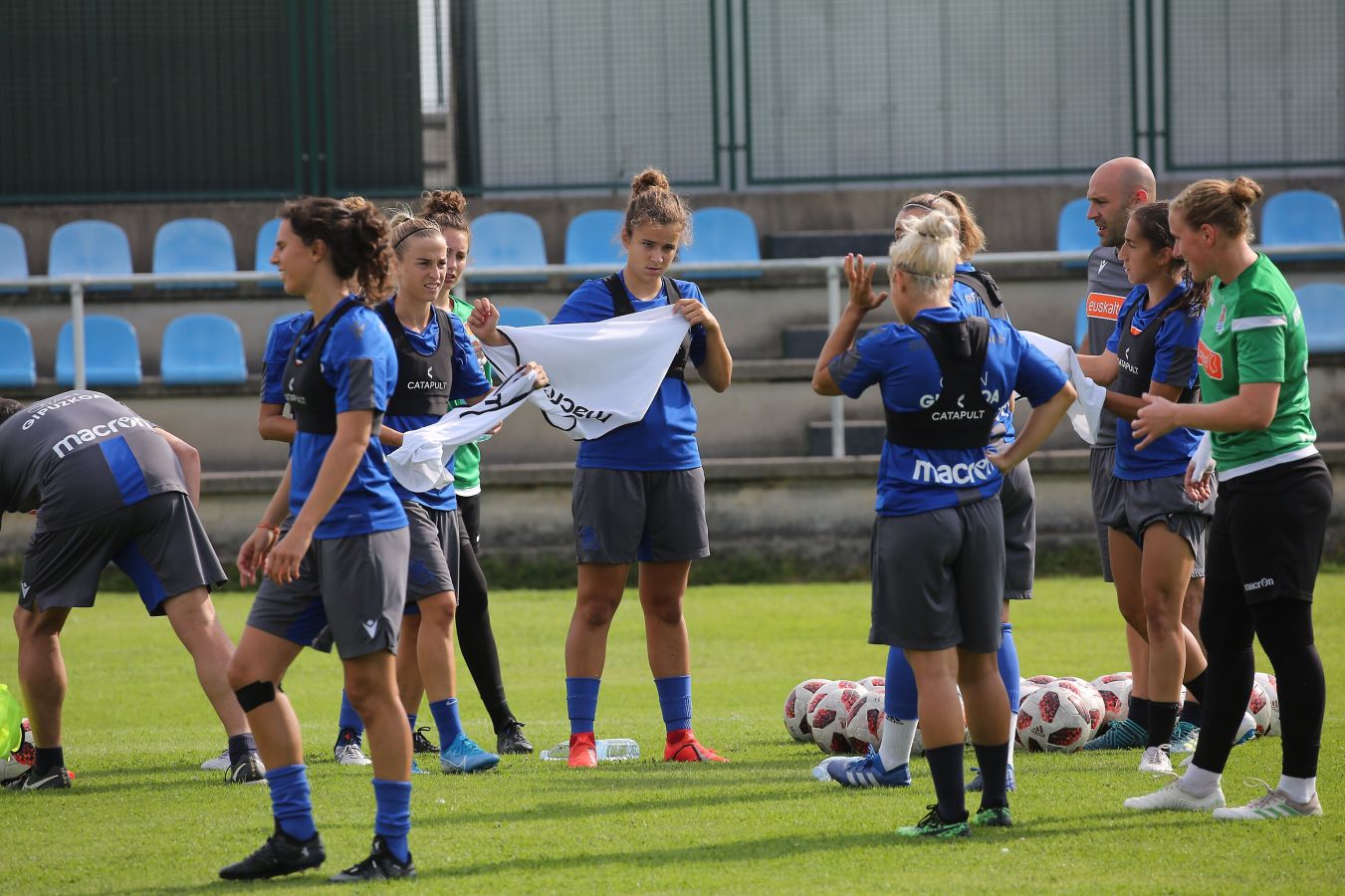 Fotos: Así ha sido el entrenamiento de las jugadoras de Arconada en Hondarribia