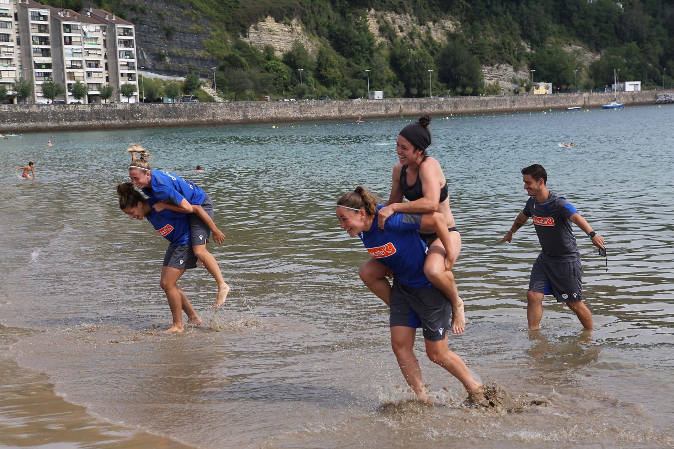 Fotos: Así ha sido el entrenamiento de las jugadoras de Arconada en Hondarribia