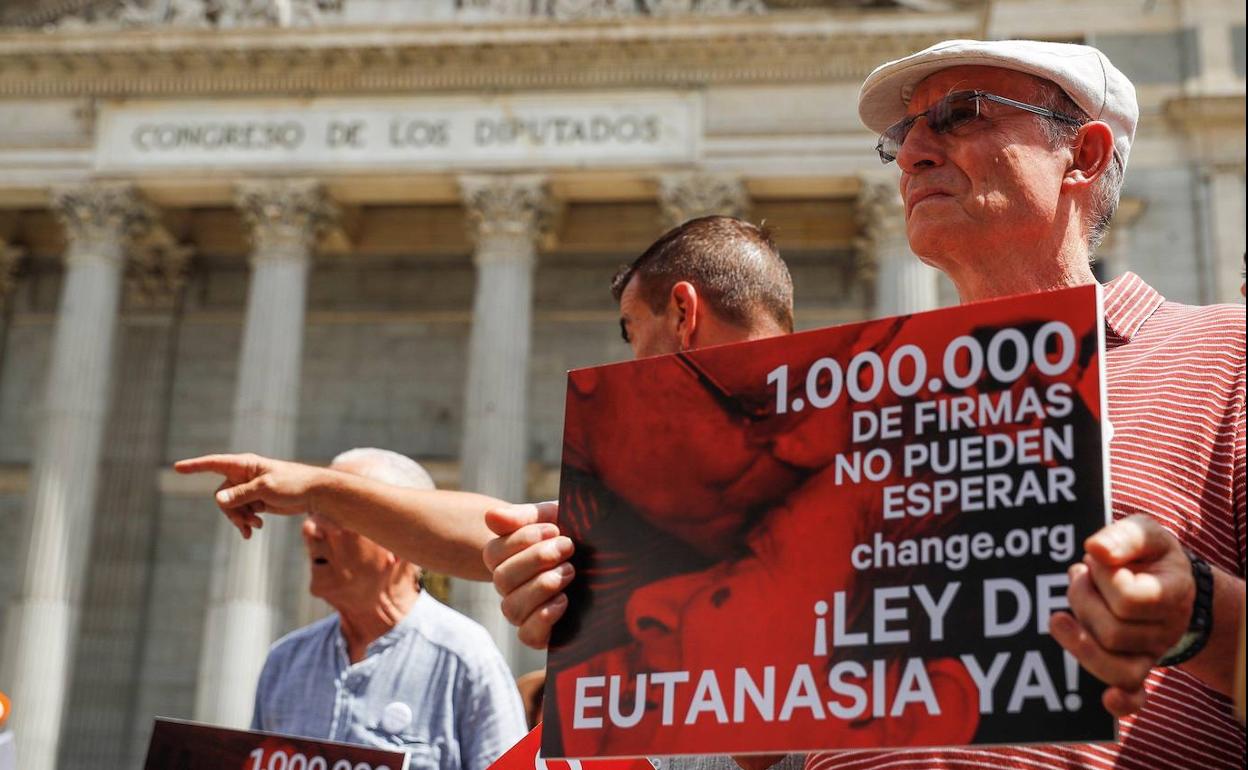 Entrega de un millón de firmas en el Congreso de los Diputados para solicitar que se despenalice la eutanasia en España