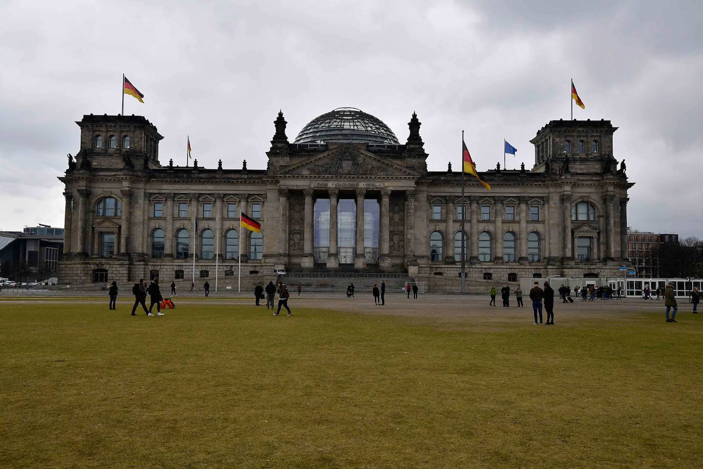 Reichstag, Berlín (Alemania). Originalmente, el edificio fue construido en estilo neoclásico a finales del siglo XX. El inmueble que hoy alberga el Parlamento alemán, fue incenciado en 1933, lo que marcaría el auge del nazismo. Sería en los 90 cuando el arquitecto Norman Foster añadiría la moderna cúpula de cristal, que tiene una pasarela desde la que los visitantes pueden contemplar la ciudad.