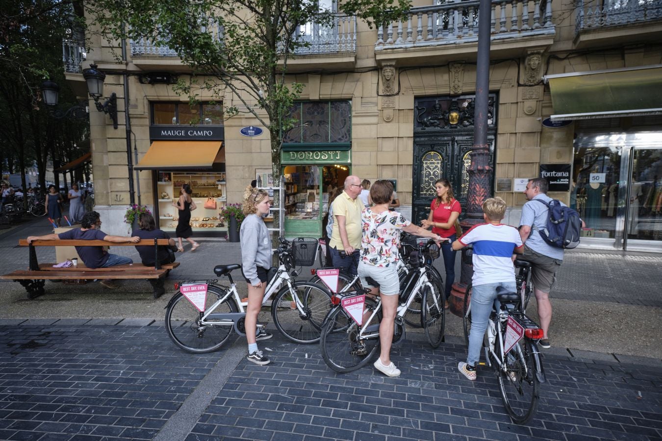 Fotos: Woody Allen rueda en la librería Donosti