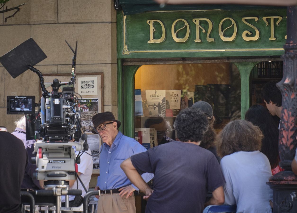 Fotos: Woody Allen rueda en la librería Donosti