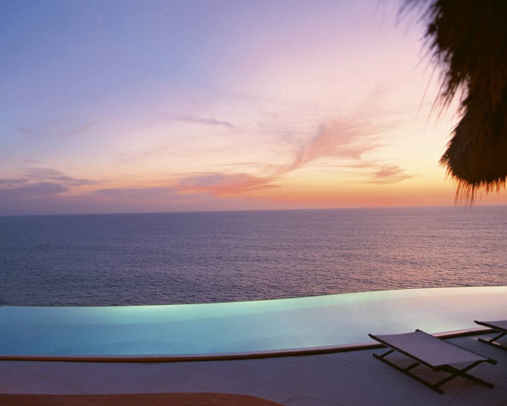 Una preciosa e infinita piscina diseñada por Duccio Ermenegildo en un acantalido de Costa Careyes, México.