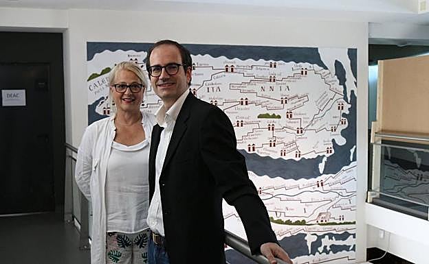 Aizpea Goenaga y Juanjo Jiménez, en el Museo Romano Oiasso de Irun. 