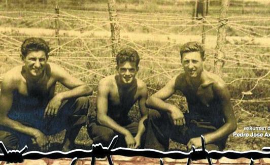 Axpe. A la derecha de la imagen, el bergarés, en uno de los campos de retención en los que estuvo.