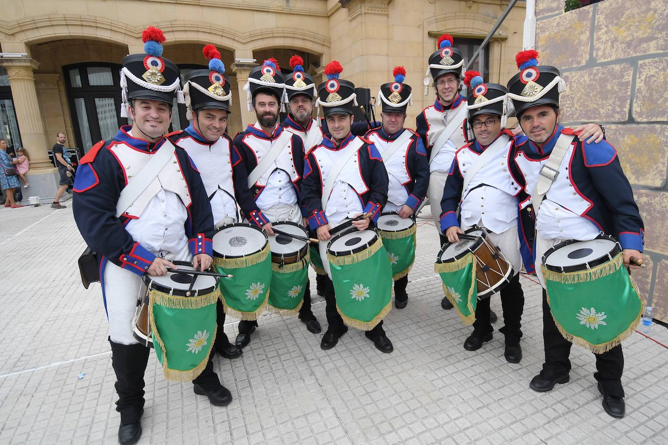 El tiempo respetó y la lluvia no hizo presencia en Donostia durante el inicio festivo de la Semana Grande 2019, lo que permitió que las calles de la ciudad se llenaran de donostiarras y visitantes para disfrutar del Cañonazo y del programa de actividades.