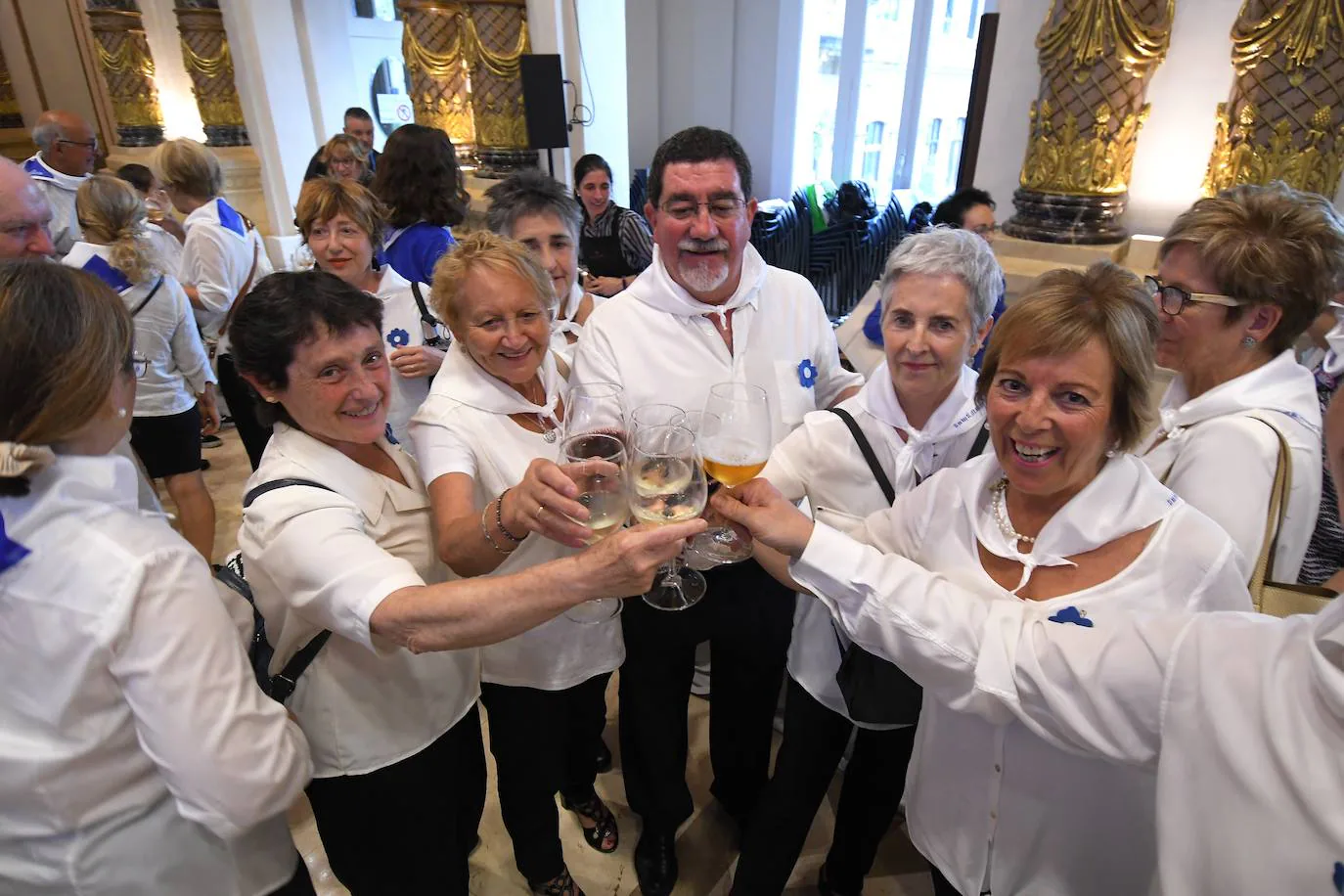 El tiempo respetó y la lluvia no hizo presencia en Donostia durante el inicio festivo de la Semana Grande 2019, lo que permitió que las calles de la ciudad se llenaran de donostiarras y visitantes para disfrutar del Cañonazo y del programa de actividades.