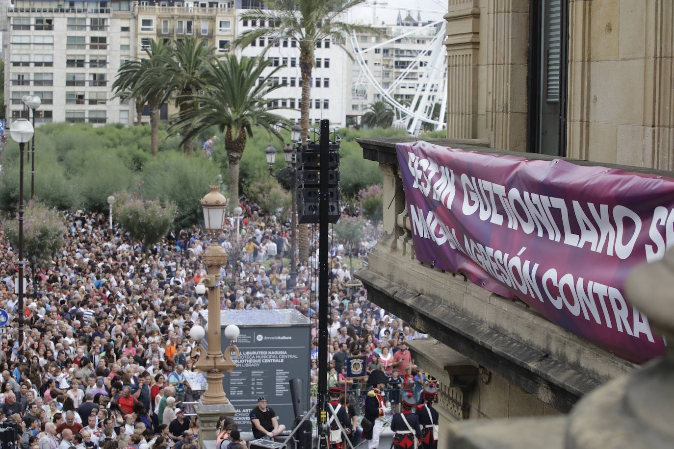 El tiempo respetó y la lluvia no hizo presencia en Donostia durante el inicio festivo de la Semana Grande 2019, lo que permitió que las calles de la ciudad se llenaran de donostiarras y visitantes para disfrutar del Cañonazo y del programa de actividades.