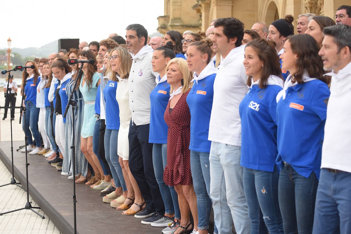 El tiempo respetó y la lluvia no hizo presencia en Donostia durante el inicio festivo de la Semana Grande 2019, lo que permitió que las calles de la ciudad se llenaran de donostiarras y visitantes para disfrutar del Cañonazo y del programa de actividades.