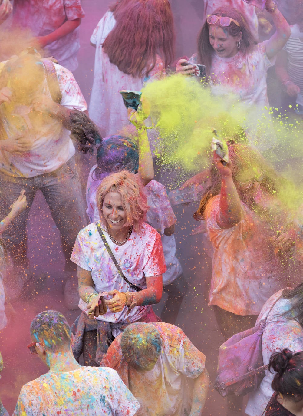 Una de las grandes novedades de esta Aste Nagusia 2019 ha sido la 'holi fest' hindú que se ha organizado en el Boulevard donostiarra