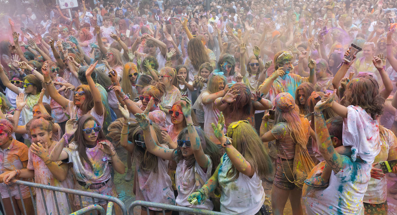 Una de las grandes novedades de esta Aste Nagusia 2019 ha sido la 'holi fest' hindú que se ha organizado en el Boulevard donostiarra
