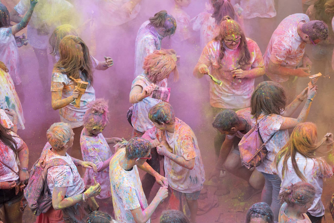 Una de las grandes novedades de esta Aste Nagusia 2019 ha sido la 'holi fest' hindú que se ha organizado en el Boulevard donostiarra