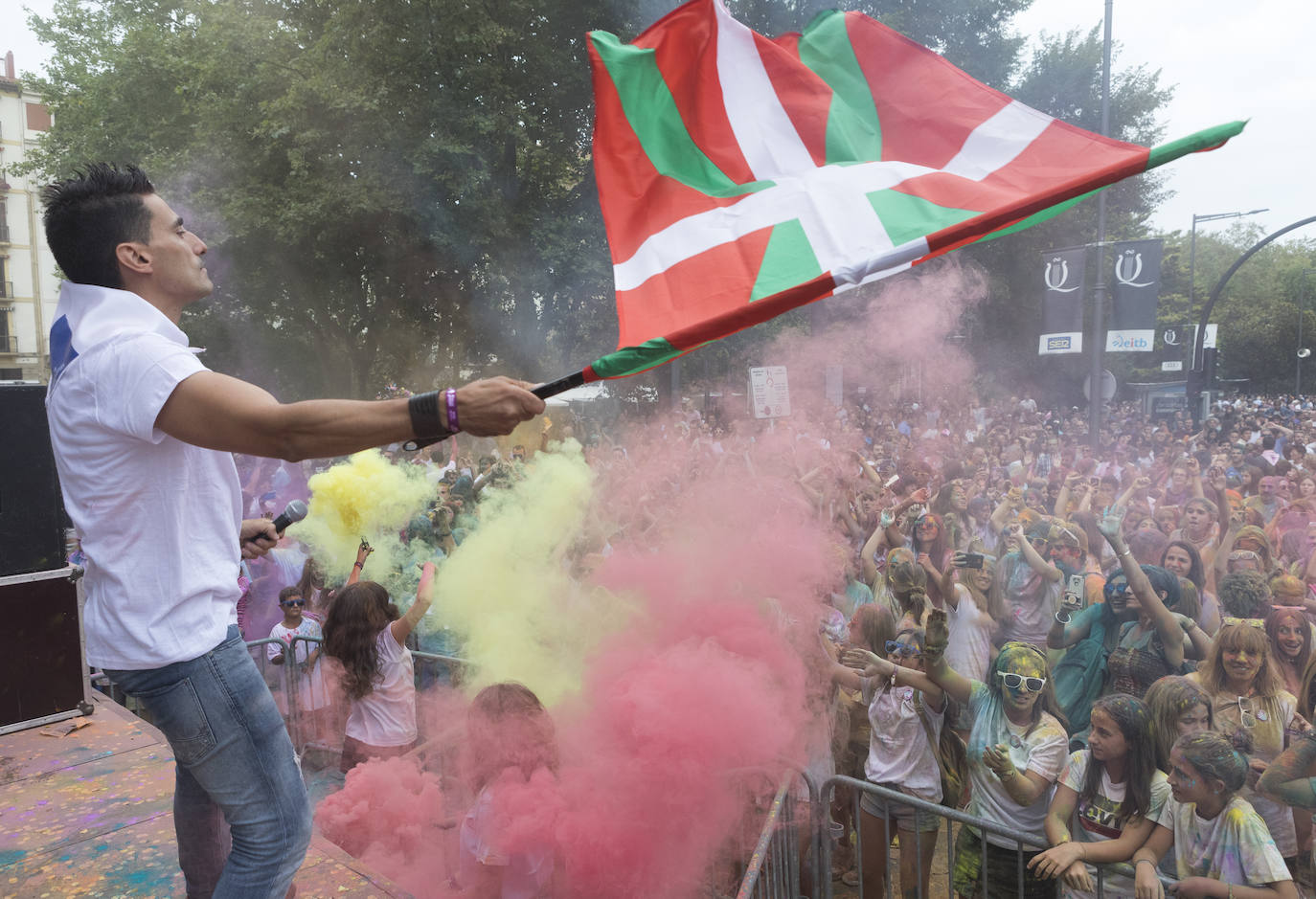Una de las grandes novedades de esta Aste Nagusia 2019 ha sido la 'holi fest' hindú que se ha organizado en el Boulevard donostiarra