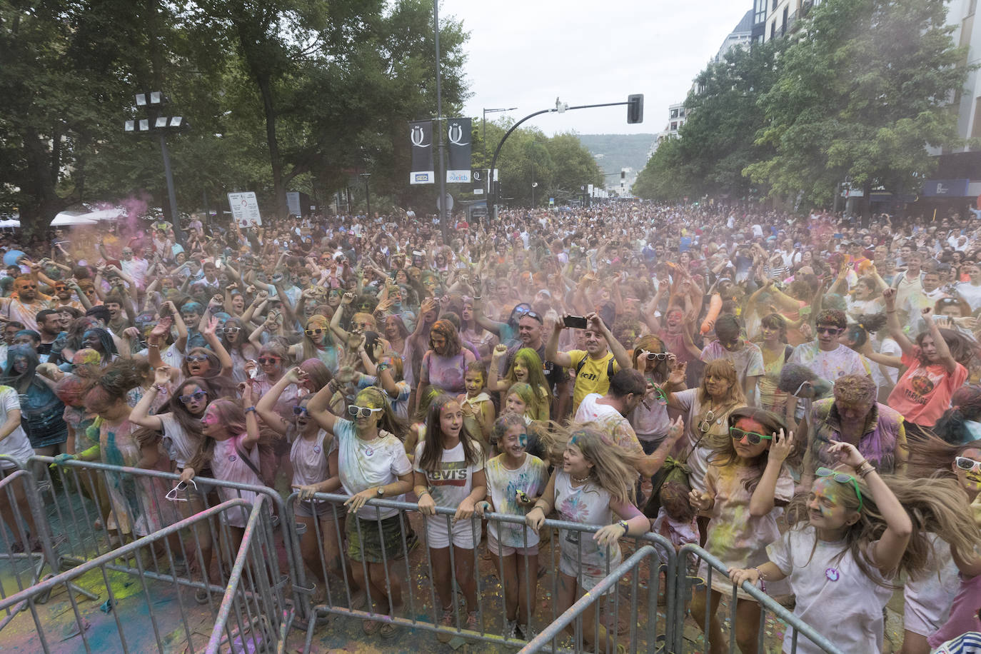 Una de las grandes novedades de esta Aste Nagusia 2019 ha sido la 'holi fest' hindú que se ha organizado en el Boulevard donostiarra
