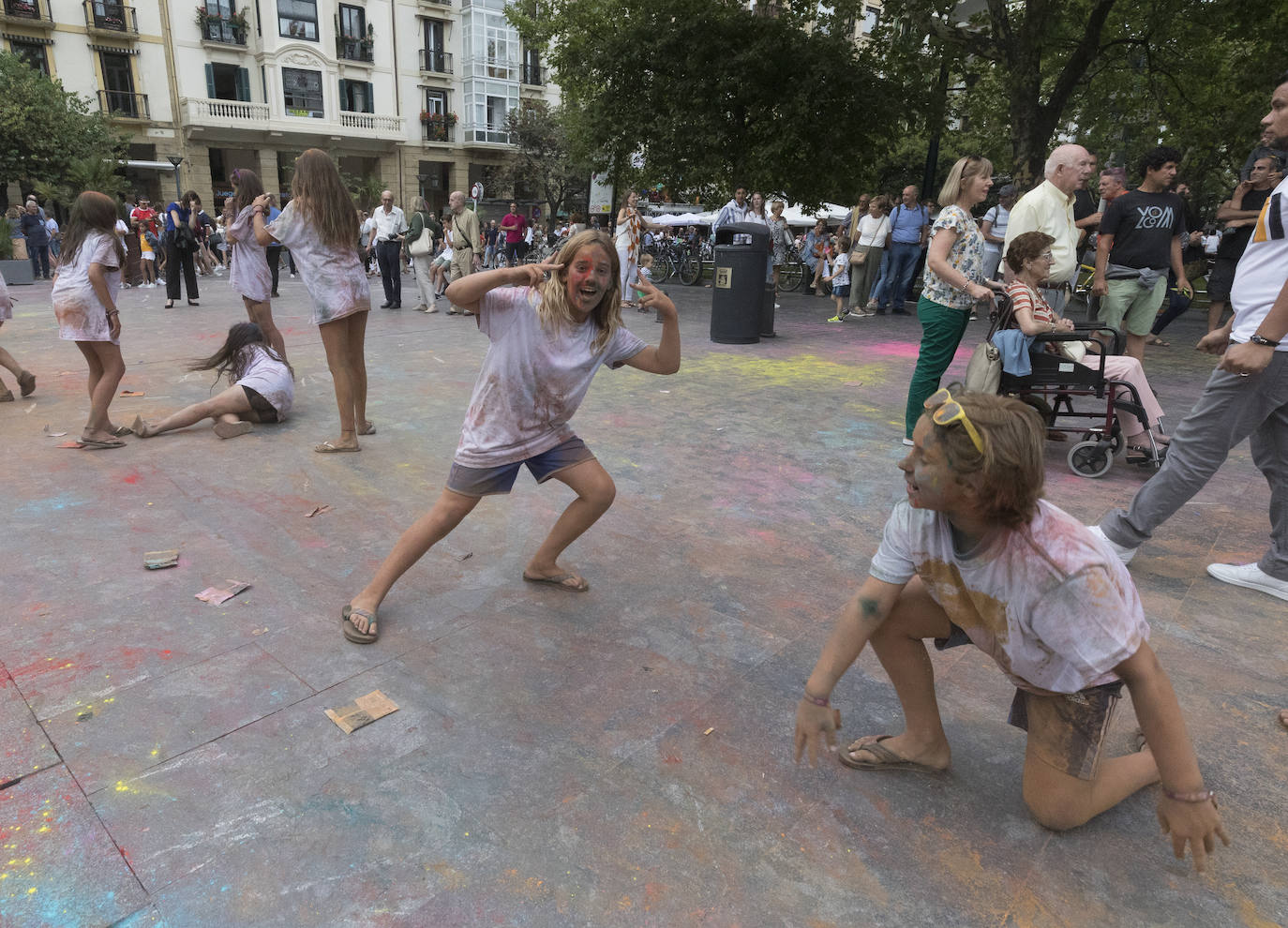 Una de las grandes novedades de esta Aste Nagusia 2019 ha sido la 'holi fest' hindú que se ha organizado en el Boulevard donostiarra