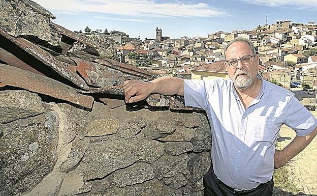 Imagen principal - José Manuel Pilo, regidor de Fermoselle, delante de su pueblo. Abajo, Inés y Manuel, los últimos abuelos de Fornillos, pedanía donde se han instalado Teresa Cotorruelo, que elabora mermeladas.