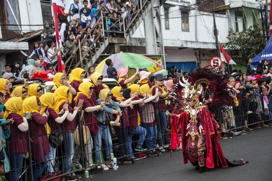 Jember Fashion Carnaval es un carnaval que se celebra de forma anual en la ciudad de Jember, Java oriental. Este carnaval, que se inspira en objetos de todo el mundo y en la naturaleza, no deja a nadie indiferente.