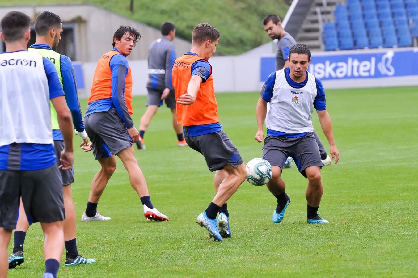 Solo diez jugadores de campo han saltado a las instalaciones del Jose Luis Orbegozo. El técnico oriotarra ha querido dar descanso a muchos de sus futbolistas tras los dos últimos partidos de pretemporada y citó en el entrenamiento de hoy a los que no participaron en la final de la Euskal Herriko Txapelketa.