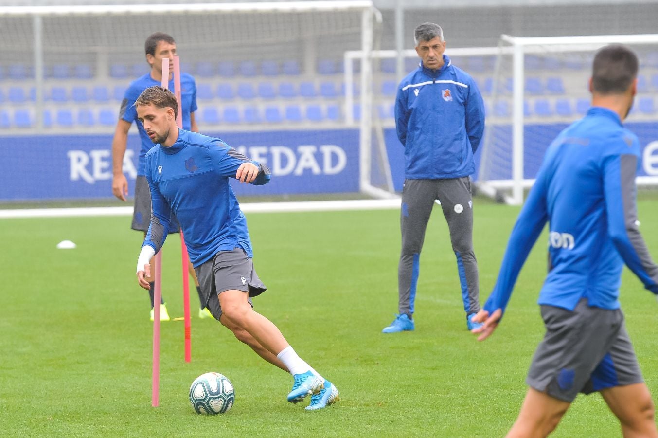 Solo diez jugadores de campo han saltado a las instalaciones del Jose Luis Orbegozo. El técnico oriotarra ha querido dar descanso a muchos de sus futbolistas tras los dos últimos partidos de pretemporada y citó en el entrenamiento de hoy a los que no participaron en la final de la Euskal Herriko Txapelketa.
