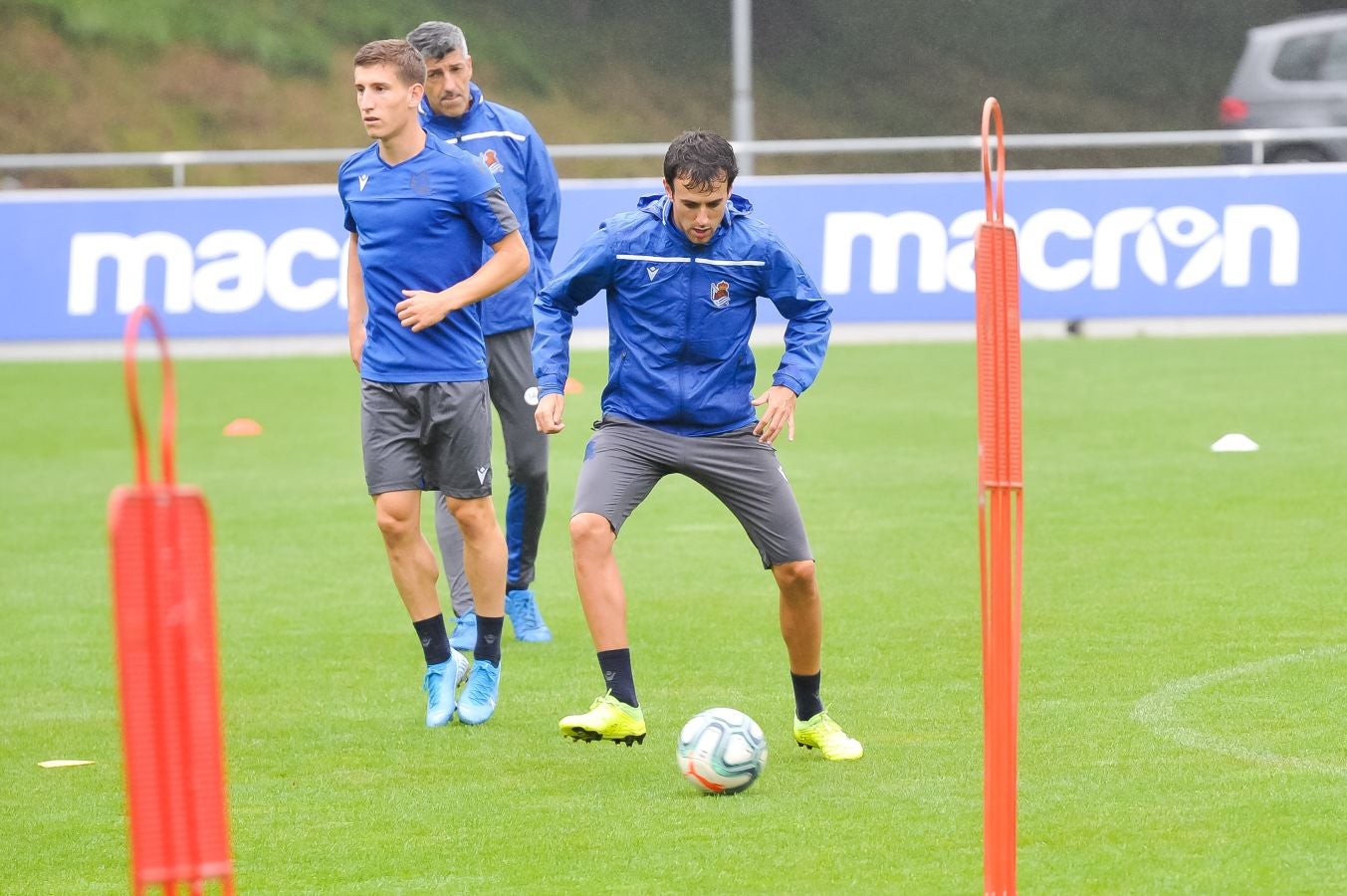 Solo diez jugadores de campo han saltado a las instalaciones del Jose Luis Orbegozo. El técnico oriotarra ha querido dar descanso a muchos de sus futbolistas tras los dos últimos partidos de pretemporada y citó en el entrenamiento de hoy a los que no participaron en la final de la Euskal Herriko Txapelketa.