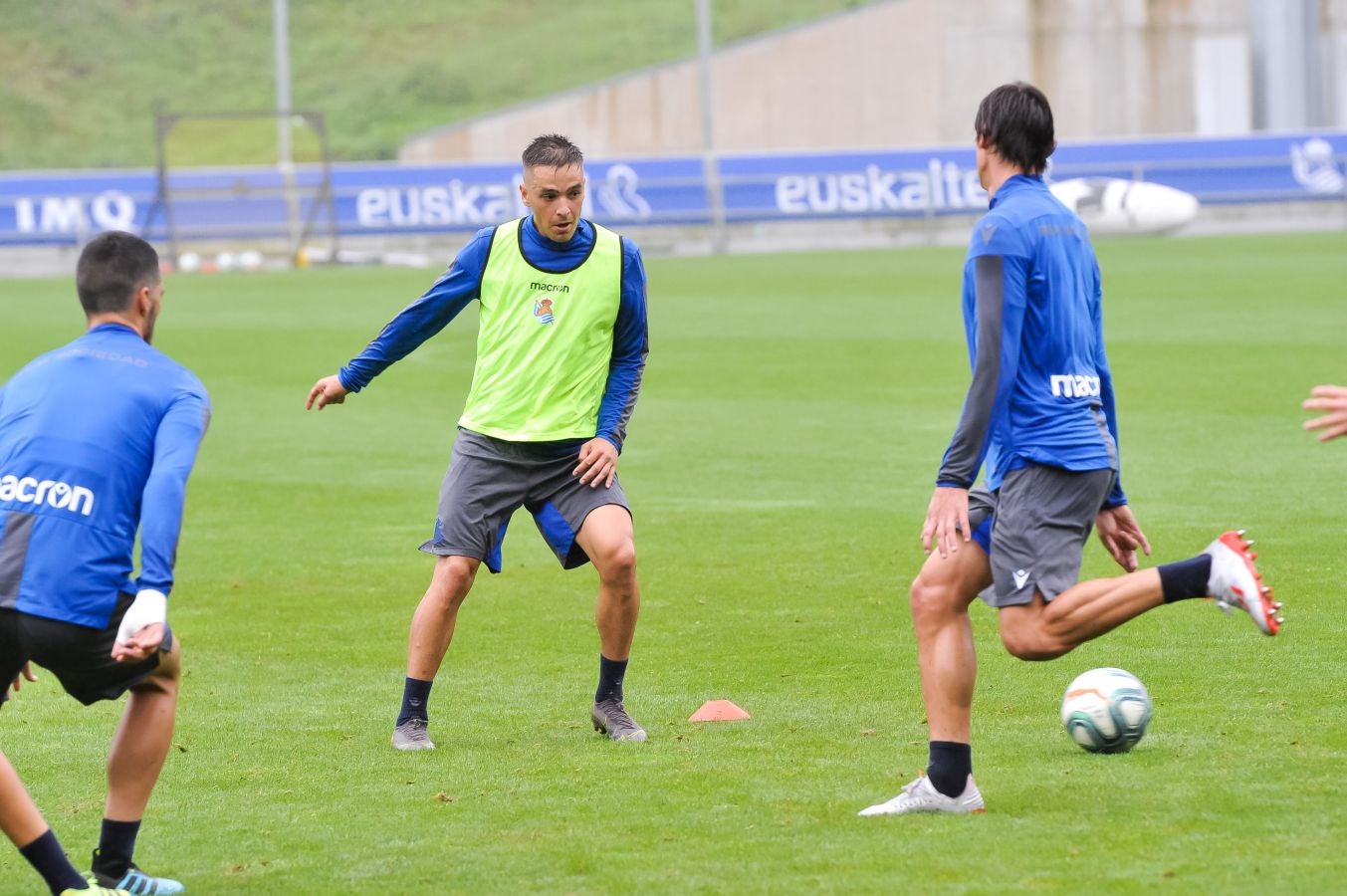 Solo diez jugadores de campo han saltado a las instalaciones del Jose Luis Orbegozo. El técnico oriotarra ha querido dar descanso a muchos de sus futbolistas tras los dos últimos partidos de pretemporada y citó en el entrenamiento de hoy a los que no participaron en la final de la Euskal Herriko Txapelketa.