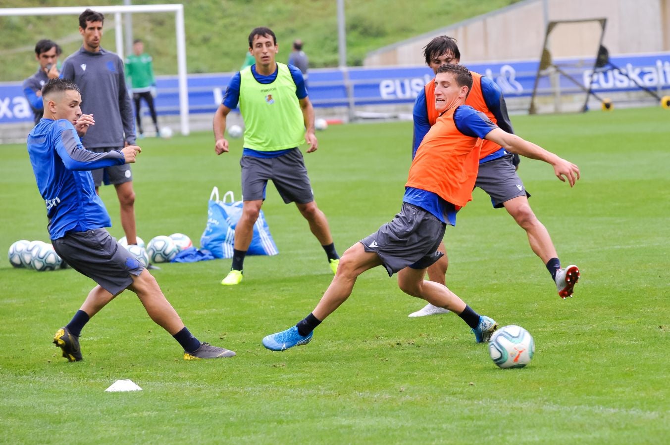 Solo diez jugadores de campo han saltado a las instalaciones del Jose Luis Orbegozo. El técnico oriotarra ha querido dar descanso a muchos de sus futbolistas tras los dos últimos partidos de pretemporada y citó en el entrenamiento de hoy a los que no participaron en la final de la Euskal Herriko Txapelketa.