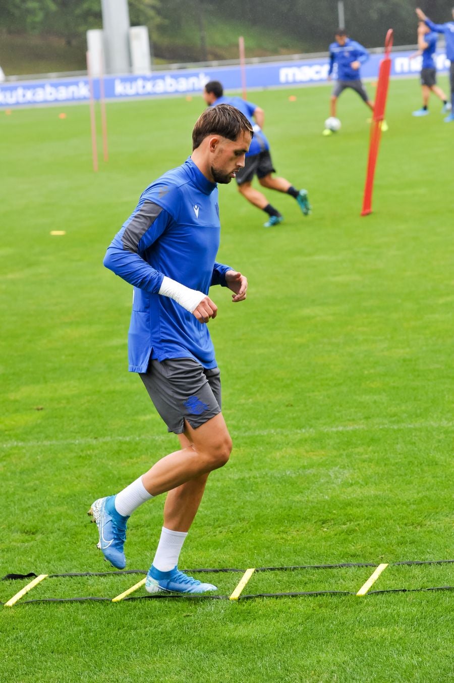 Solo diez jugadores de campo han saltado a las instalaciones del Jose Luis Orbegozo. El técnico oriotarra ha querido dar descanso a muchos de sus futbolistas tras los dos últimos partidos de pretemporada y citó en el entrenamiento de hoy a los que no participaron en la final de la Euskal Herriko Txapelketa.