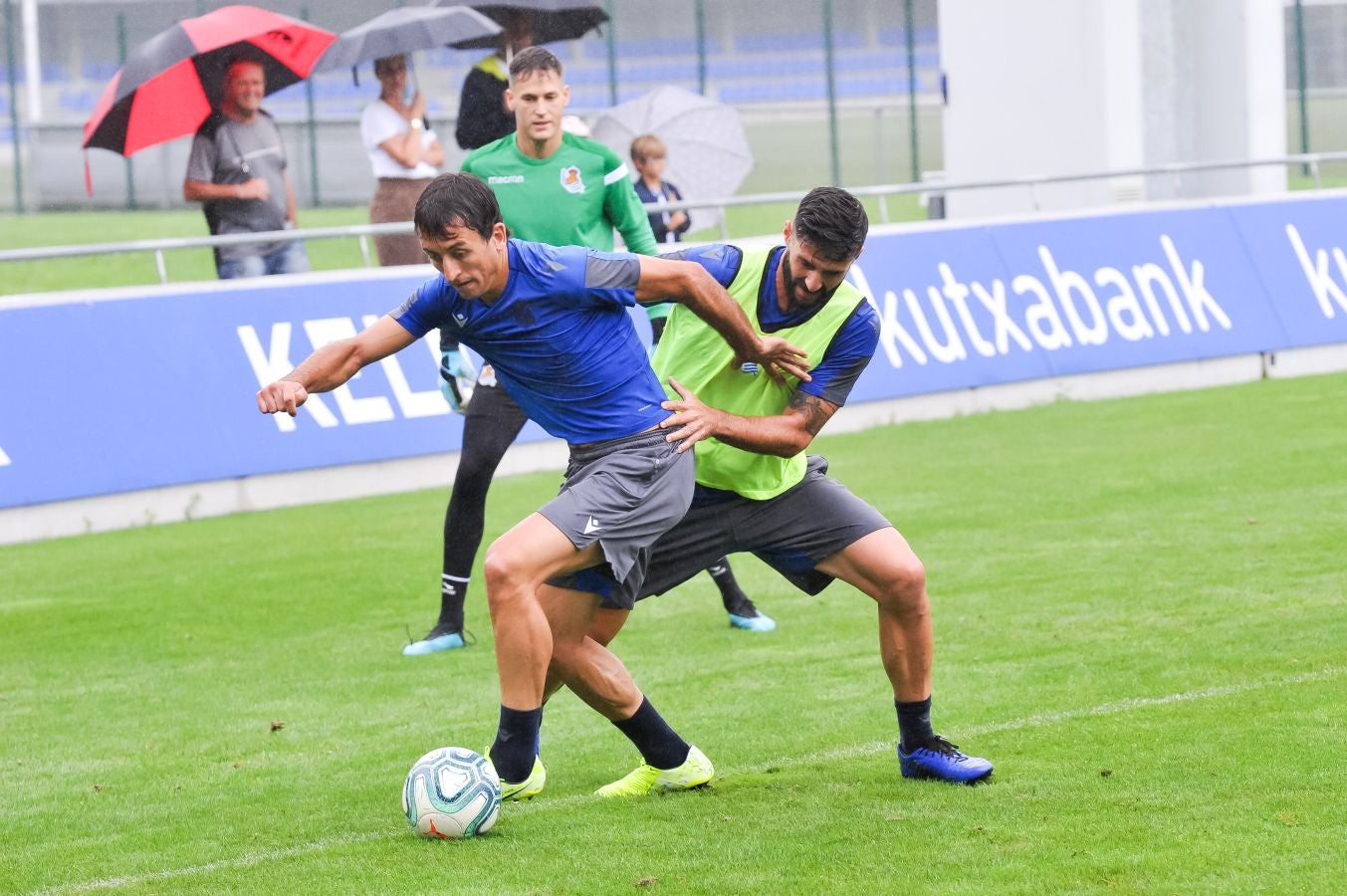 Solo diez jugadores de campo han saltado a las instalaciones del Jose Luis Orbegozo. El técnico oriotarra ha querido dar descanso a muchos de sus futbolistas tras los dos últimos partidos de pretemporada y citó en el entrenamiento de hoy a los que no participaron en la final de la Euskal Herriko Txapelketa.