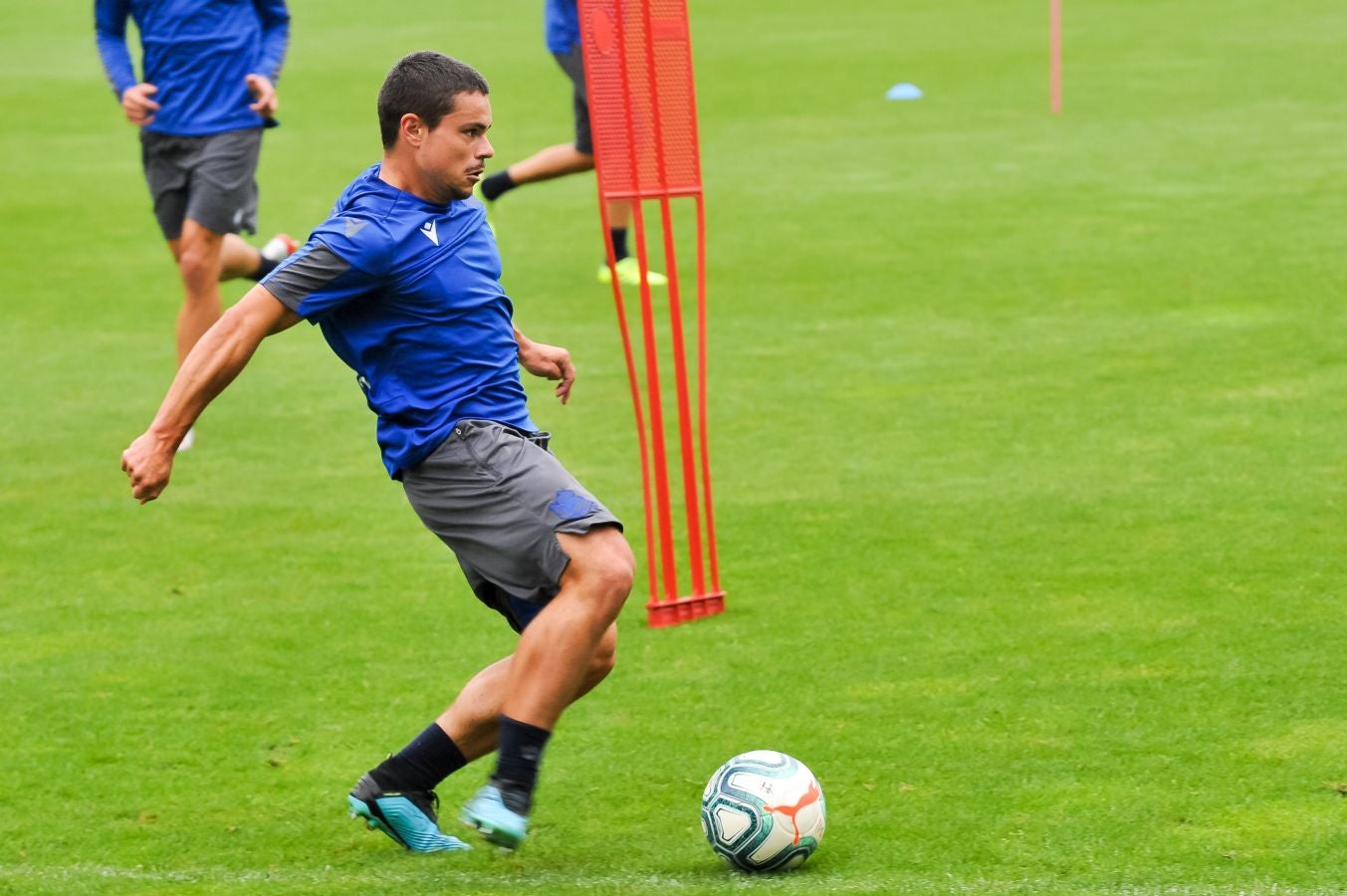 Solo diez jugadores de campo han saltado a las instalaciones del Jose Luis Orbegozo. El técnico oriotarra ha querido dar descanso a muchos de sus futbolistas tras los dos últimos partidos de pretemporada y citó en el entrenamiento de hoy a los que no participaron en la final de la Euskal Herriko Txapelketa.
