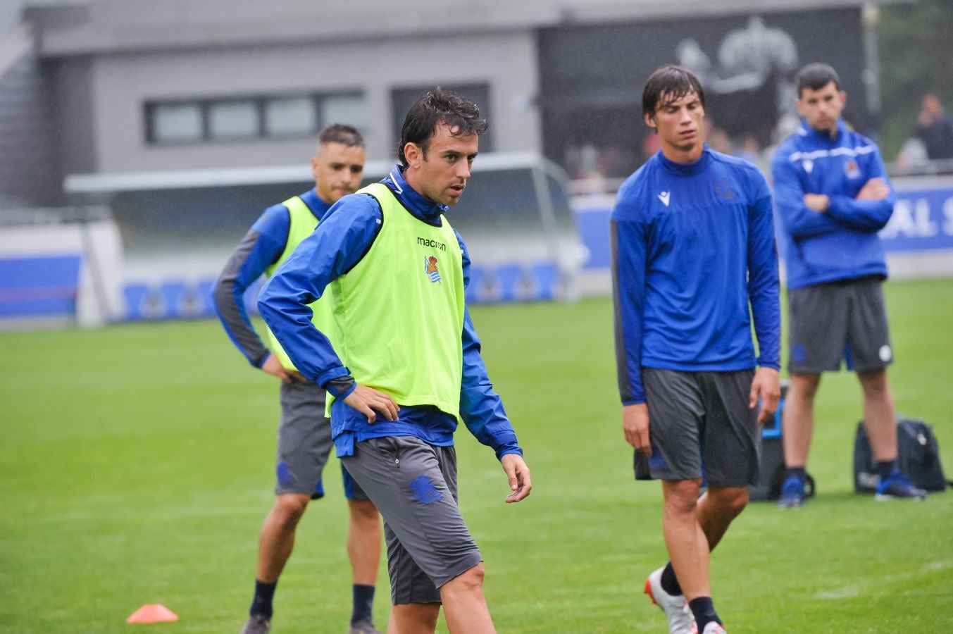 Solo diez jugadores de campo han saltado a las instalaciones del Jose Luis Orbegozo. El técnico oriotarra ha querido dar descanso a muchos de sus futbolistas tras los dos últimos partidos de pretemporada y citó en el entrenamiento de hoy a los que no participaron en la final de la Euskal Herriko Txapelketa.