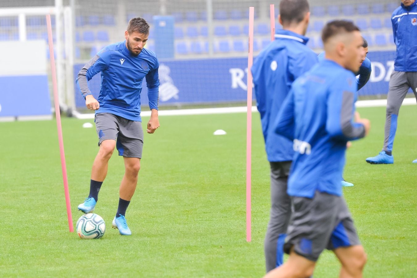 Solo diez jugadores de campo han saltado a las instalaciones del Jose Luis Orbegozo. El técnico oriotarra ha querido dar descanso a muchos de sus futbolistas tras los dos últimos partidos de pretemporada y citó en el entrenamiento de hoy a los que no participaron en la final de la Euskal Herriko Txapelketa.