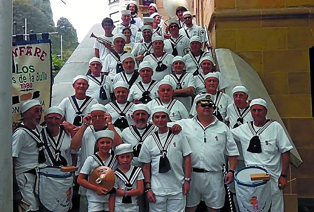 Pistoletazo de salida. Los miembros de la fanfarre posan en grupo antes de tomar las calles. 