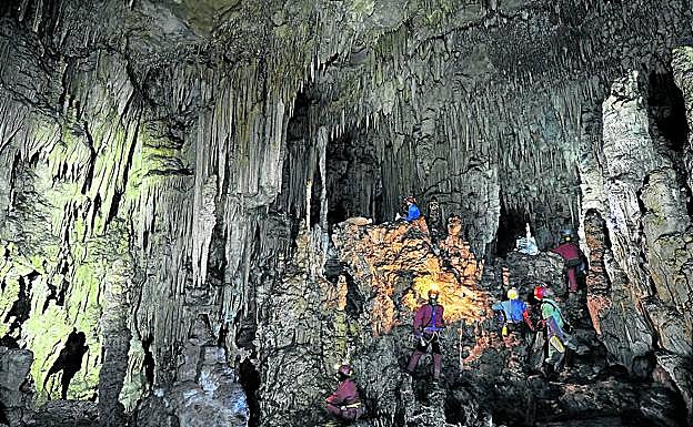 Imagen principal - La cultura chachapoya dejó su historia enterrada y momificada en las cuevas de los Andes