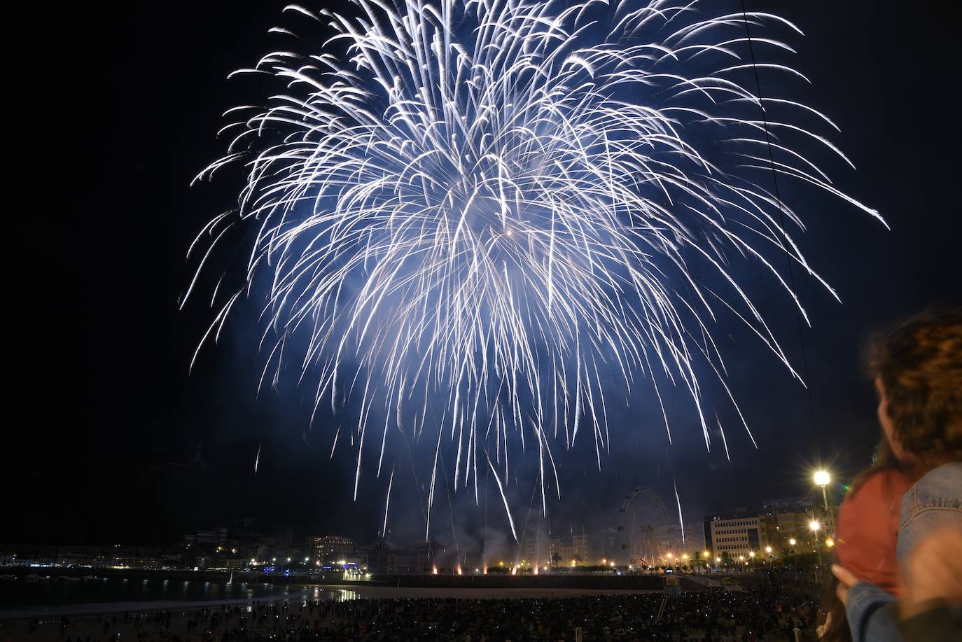Fotos: Buen debut de la pirotecnia italina Scarsella Fireworks