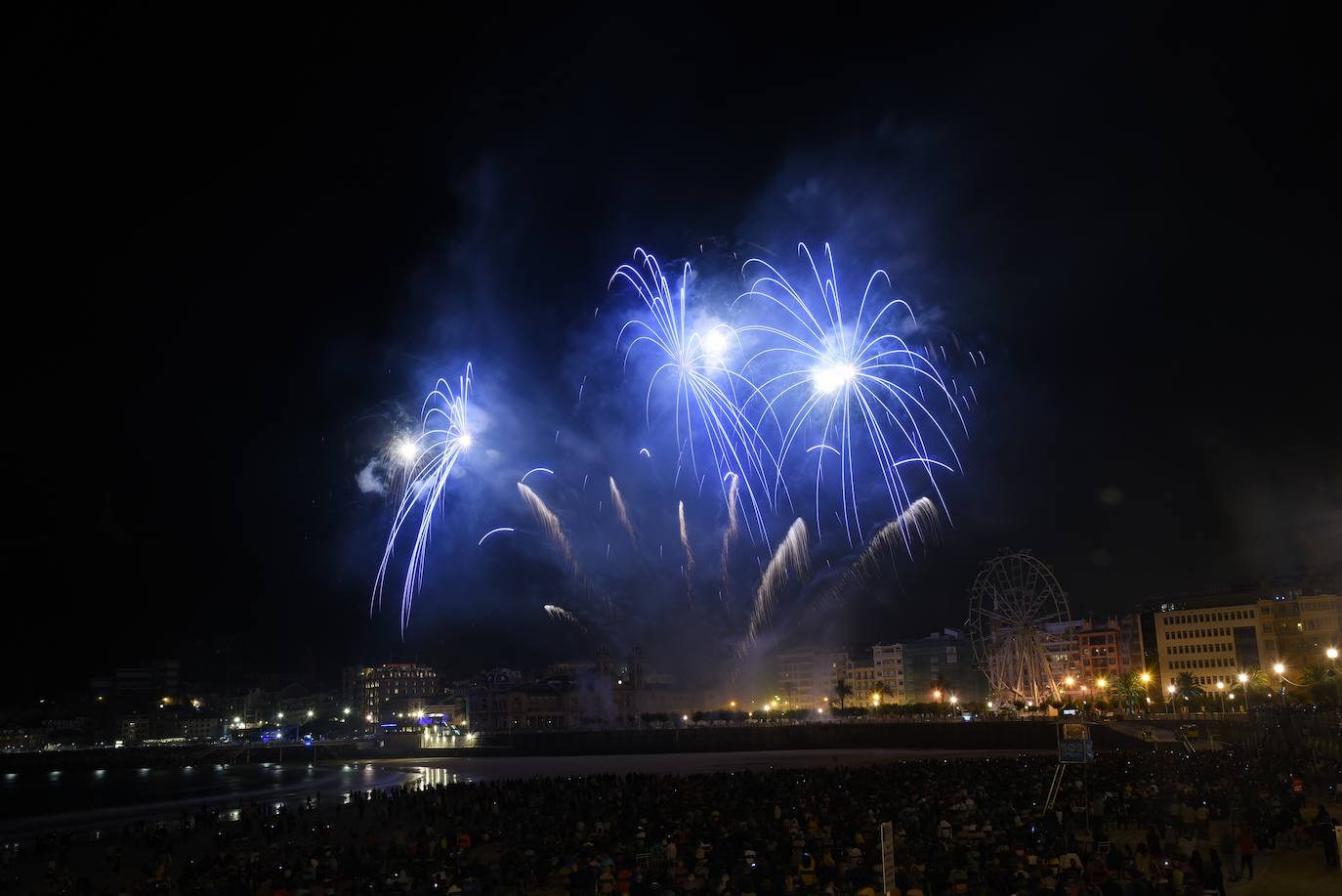 Fotos: Buen debut de la pirotecnia italina Scarsella Fireworks
