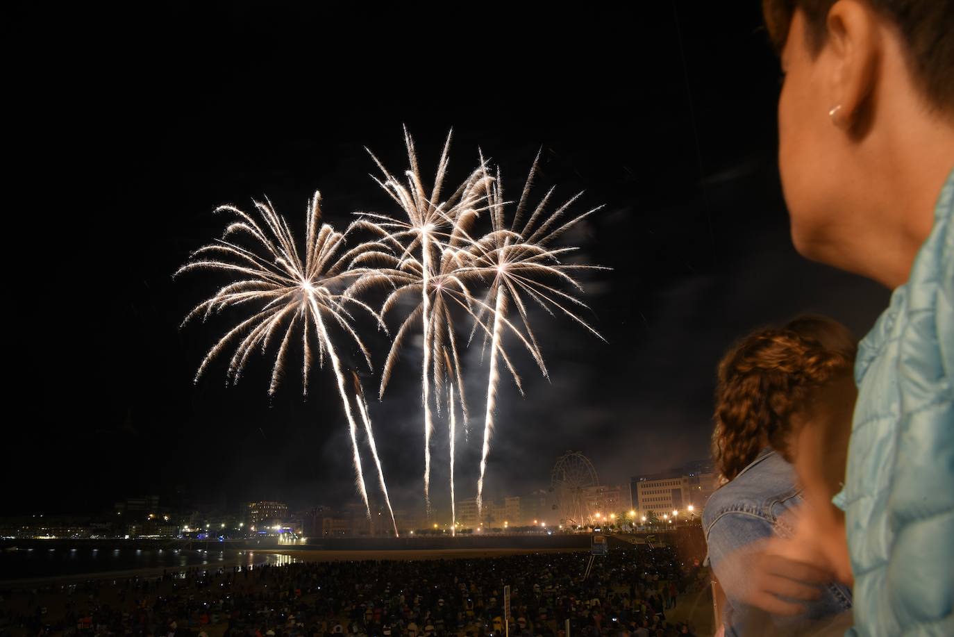 Fotos: Buen debut de la pirotecnia italina Scarsella Fireworks