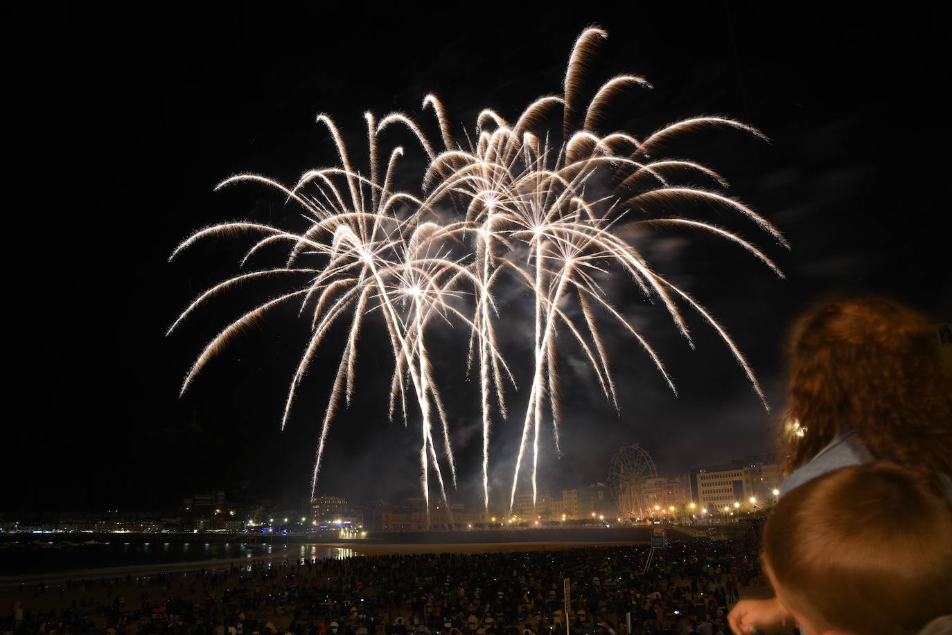 Fotos: Buen debut de la pirotecnia italina Scarsella Fireworks