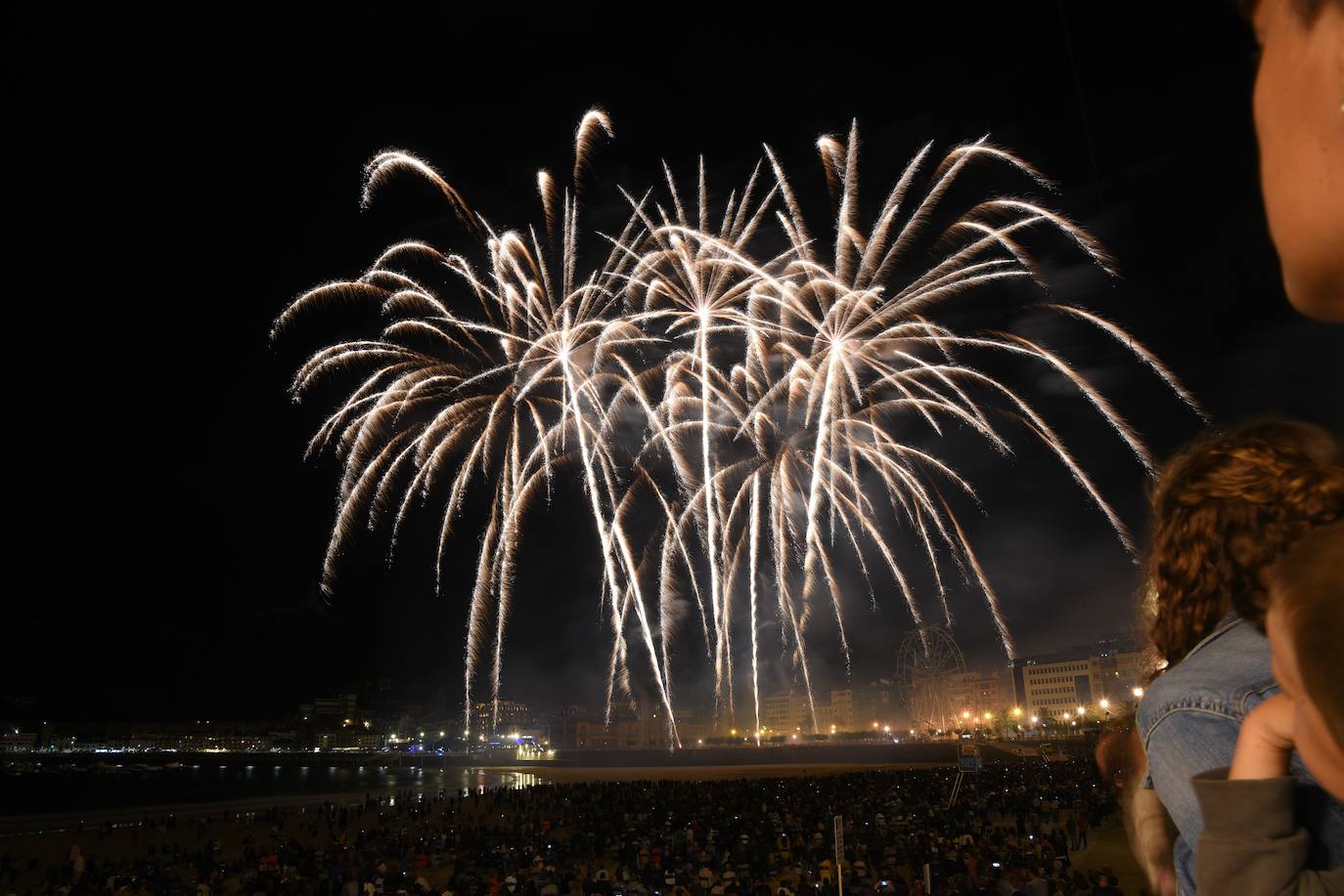 Fotos: Buen debut de la pirotecnia italina Scarsella Fireworks