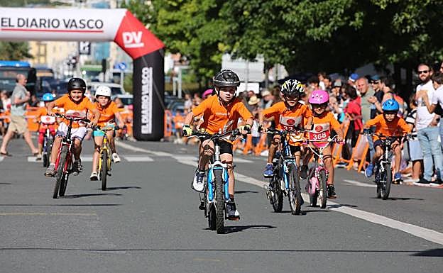 Los más txikis de la casa han tomado las calles guipuzcoanas con sus bicis. 