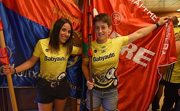 Nadeth Agirre e Itziar Olasagasti posan con las banderas ganadas en Ondarroa y Hondarribia, con las que certificaron su triunfo en la Liga Euskotren.